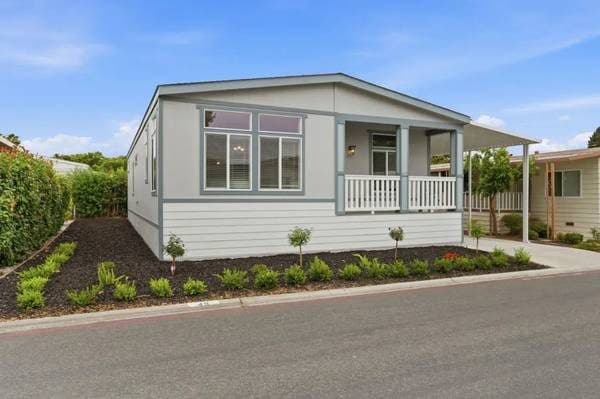 CAPE COD VILLAGE GEM! BEAUTIFUL 3BR/2BA SILVERCREST HOME IN A SOUGH 1