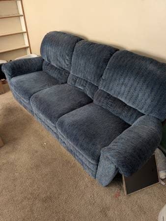 FREE RECLINING SOFA 3