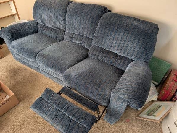 FREE RECLINING SOFA 2