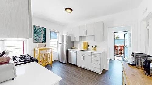 Looking for a new roommate to share a great apartment! 2