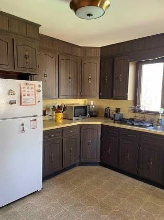 Large bedroom in 3-Bedroom Apartment 2