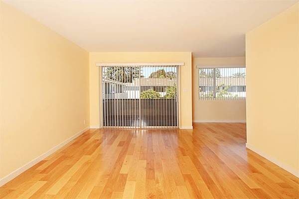 UPDATED TOP FLOOR 1BR IN MIDTOWN W/ AC & PRIVATE BALCONY! 3