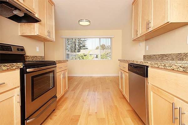 UPDATED TOP FLOOR 1BR IN MIDTOWN W/ AC & PRIVATE BALCONY! 2