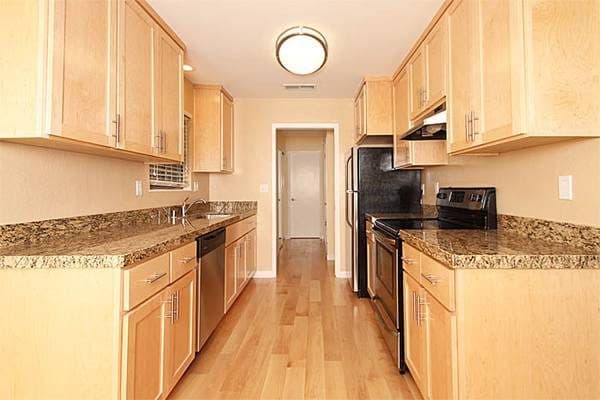 UPDATED TOP FLOOR 1BR IN MIDTOWN W/ AC & PRIVATE BALCONY! 1