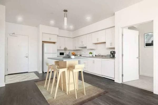 Wheelchair Access, Air Conditioning, Community Room, Bike Racks 3