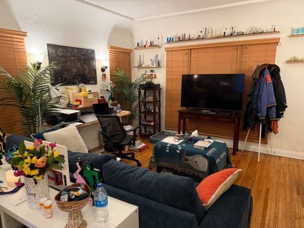 1920s 1 br. Hollywood apartment with bedroom for rent 2