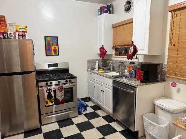 1920s 1 br. Hollywood apartment with bedroom for rent 3