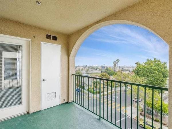 Range with oven, Gated Community, Private patio or balcony, Disposal 3