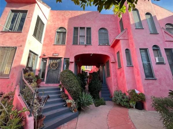 CHARMING ONE BEDROOM (ENTIRE APARTMENT) IN ECHO PARK 1