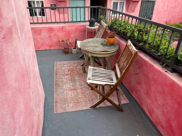 CHARMING ONE BEDROOM (ENTIRE APARTMENT) IN ECHO PARK 2