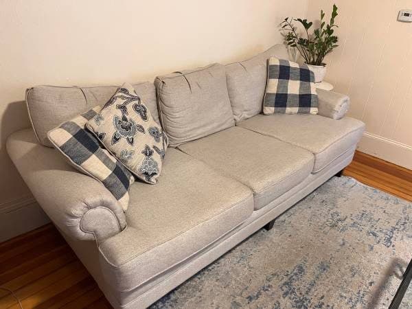 Free couch in Waltham, 4yo, fantastic condition 1