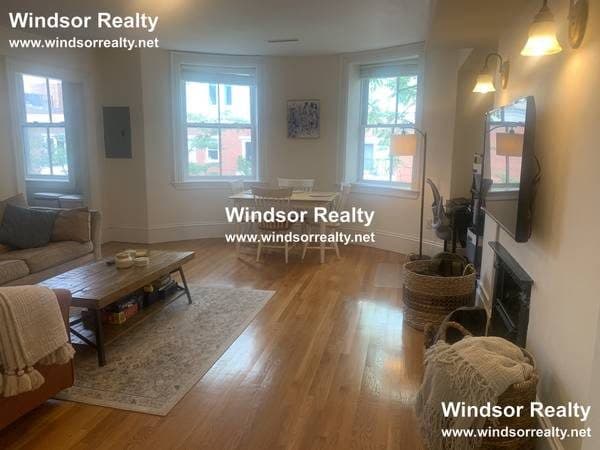 BEACON HILL BEAUTY BRIGHT n SUNNY TOP FLOOR CENTRAL AIR SEP 1 1