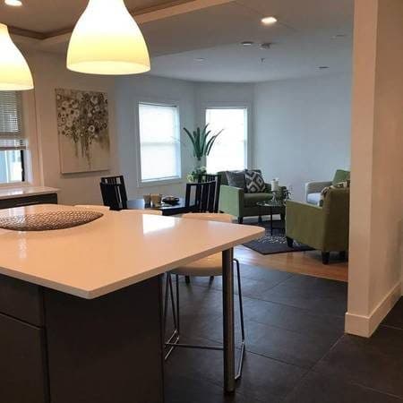 Room in Modern Quiet Condo with Central A/C 2