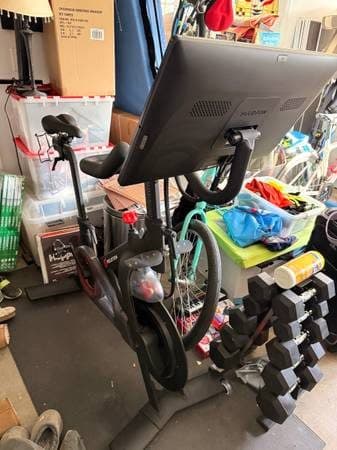 Peloton Bike (<190 rides) w/ 3rd Gen Screen, Mat and weights 1