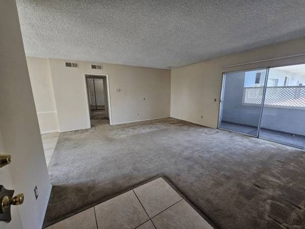 2 Bedroom / 2 Bathroom Upstairs Apartment in Beautiful 1
