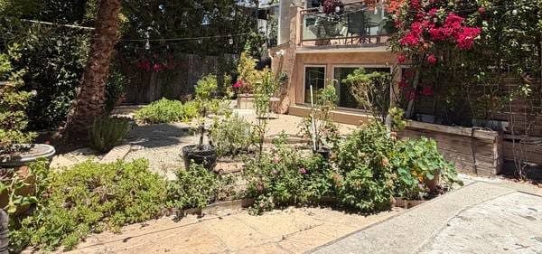 BEAUTIFULLY DESIGNED GUESTHOUSE ALL UTILITIES INCLUDED Located on a qu 1