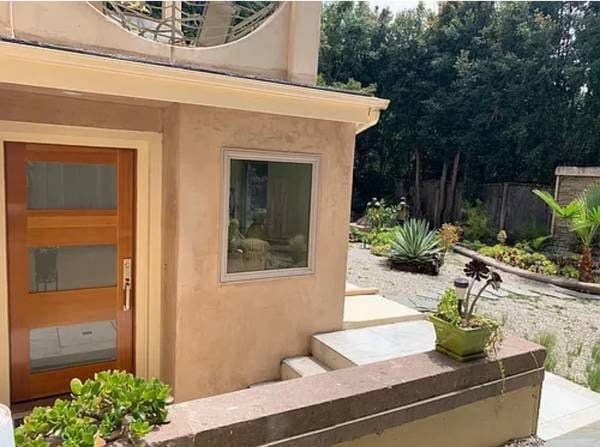 BEAUTIFULLY DESIGNED GUESTHOUSE ALL UTILITIES INCLUDED Located on a qu 3