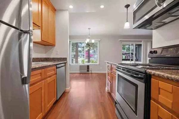 *** BEAUTIFUL BRIGHT UNIT ~ HIGH CEILINGS ~ SECURE PROPERTY *** 2