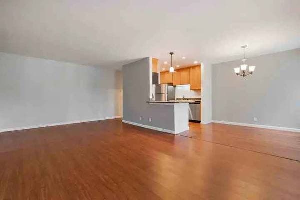 *** BEAUTIFUL BRIGHT UNIT ~ HIGH CEILINGS ~ SECURE PROPERTY *** 1