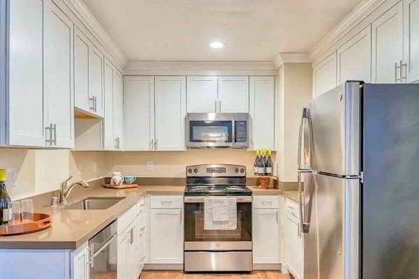 TURNKEY READY // TOTAL INTERIOR REFRESH // VACANT NOW 2