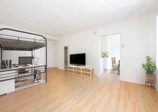 Walk to UCLA! Big, quiet, sunny Westwood studio - full and separate ki 2