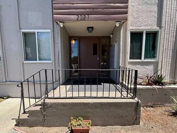 Gorgeous 2 bed / 1 bath! 800 Sq Ft! Must see! 2