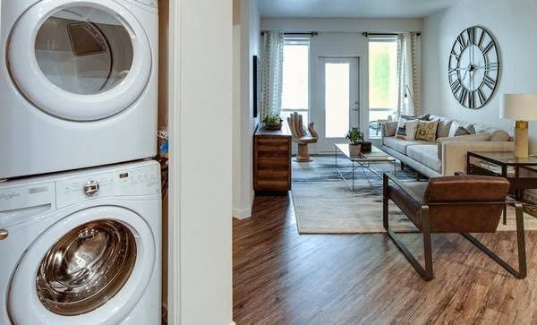 1 BR w/Den Layout, Garage Parking & Pet-Friendly Zone! 3