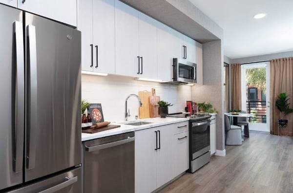 TMLP 14-mo. | Menlo's Modern Sanctuary: Washer/Dryer in Units, Courtyard Pergola 3