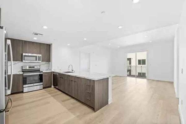 >> MODERN ARCHITECTURAL DESIGN // HARDWOOD FLOORS // PET FRIENDLY << 2