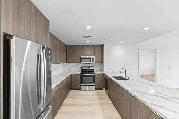 >> MODERN ARCHITECTURAL DESIGN // HARDWOOD FLOORS // PET FRIENDLY << 1