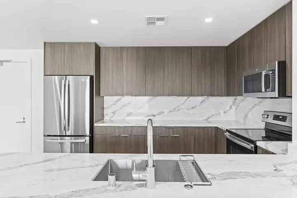 >> MODERN ARCHITECTURAL DESIGN // HARDWOOD FLOORS // PET FRIENDLY << 3