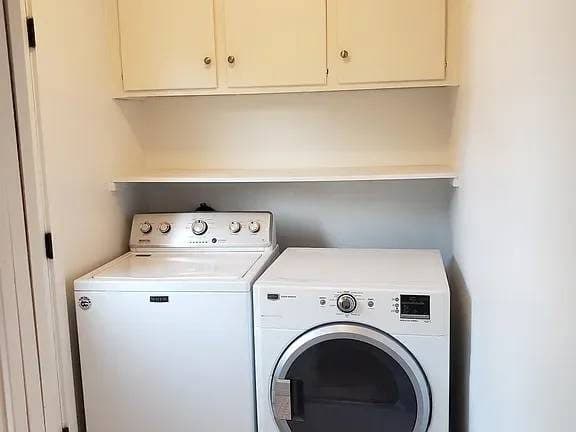 Beautifully updated and renovated 3 equally-sized bedroom Reinier Park 2