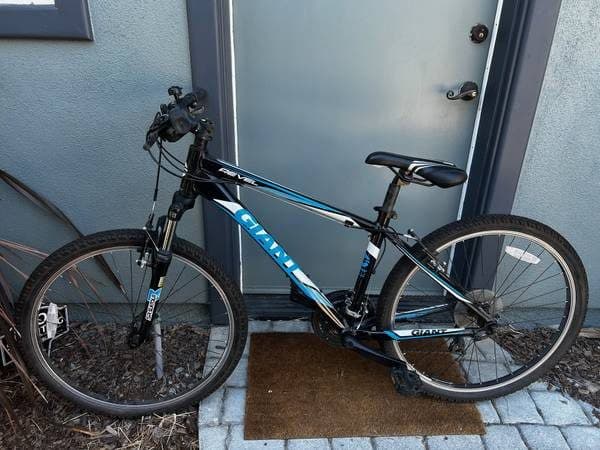 Two Giant Revel Kids Mountain Bikes Barely Used 1