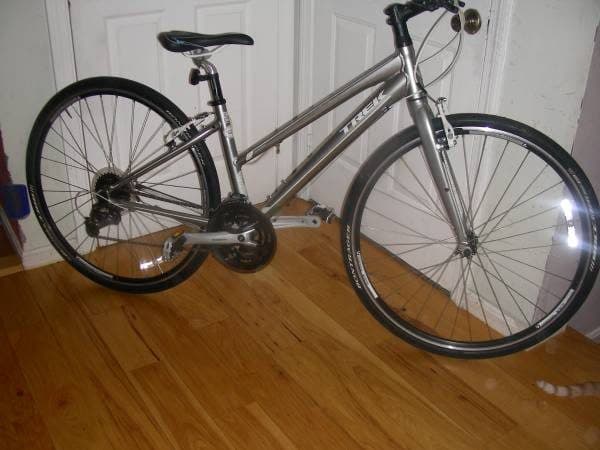 TREK 7.3; 5´ to 5´3¨; hybrid;looks and rides like new 1