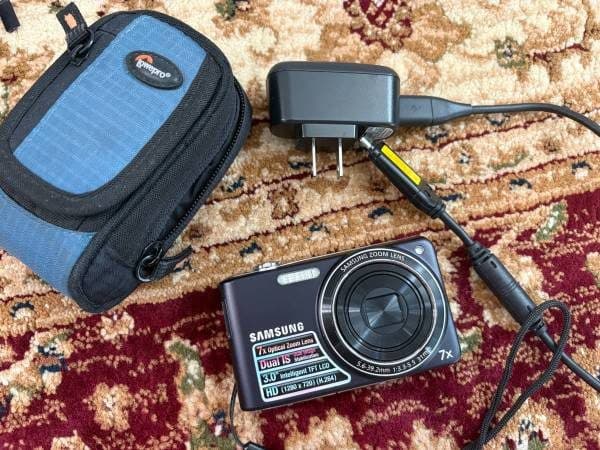 Samsung PL200 Digital Camera + charger + case 1