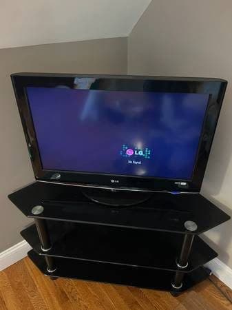 32" LG 1080p LCD TV (Model 32LH30) – Works Great with Original Remote! 1