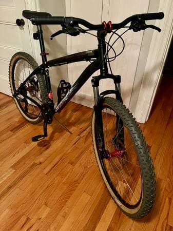 Specialized Hardrock 21-speed medium mountain bike disc in excellent condition 1