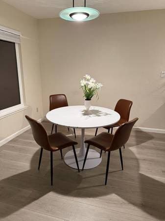 🍽️ Dining Table & 4 Chairs — $150 Beautiful 1