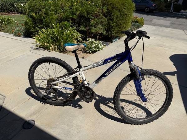 * Good Condition Trek 24” MT220 Mountain Bike 1