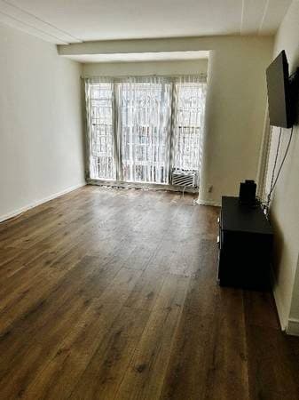 LARGE STUDIO -- FENCED GARDEN (shared) -- HOT LOCATION -- DOGS OK! 2