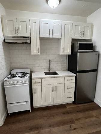LARGE STUDIO -- FENCED GARDEN (shared) -- HOT LOCATION -- DOGS OK! 1