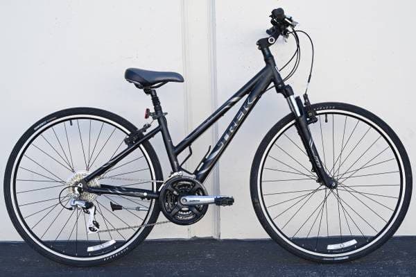 Trek 7200 Women’s Commuter Hybrid with RST Fork, Wide Tires - 15" 1