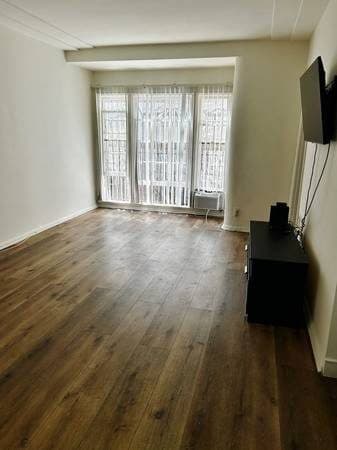 MAGIC CASTLE LARGE STUDIO -- renovated --- FENCED YARD (shared) -- DOG 1