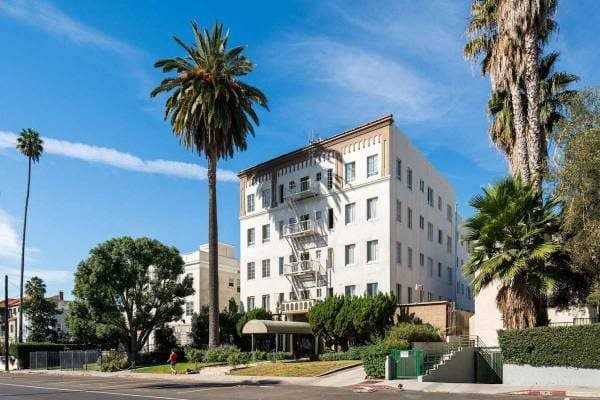 Spacious 1-Bedroom Apartment in Hollywood – Nestled in Lush Greene 2