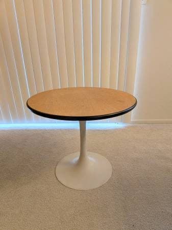 Mid-Century Modern Saarinen-style Tulip Side Table 1