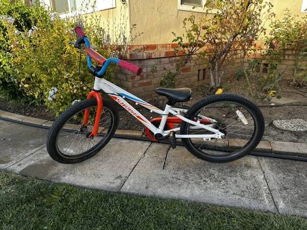 Specialized Hotrock 20" Kids Bike - Aluminum Frame, Good Condition 1