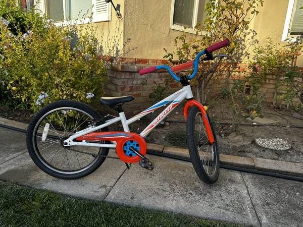 Specialized Hotrock 20" Kids Bike - Aluminum Frame, Good Condition 2