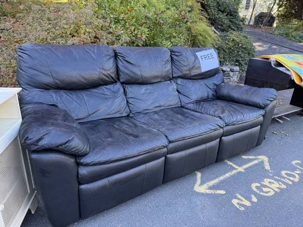 Leather couch - great condition, with two reclining chairs 2