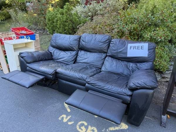 Leather couch - great condition, with two reclining chairs 1