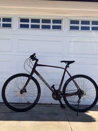 Giant Escape 2 Disc Hybrid – XL Frame, Hydraulic Disc Brakes, Ready to Ride 1